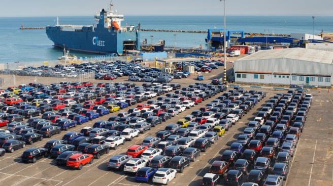 Una campa de coches esperando a embarcar. Una campa de coches esperando a embarcar.