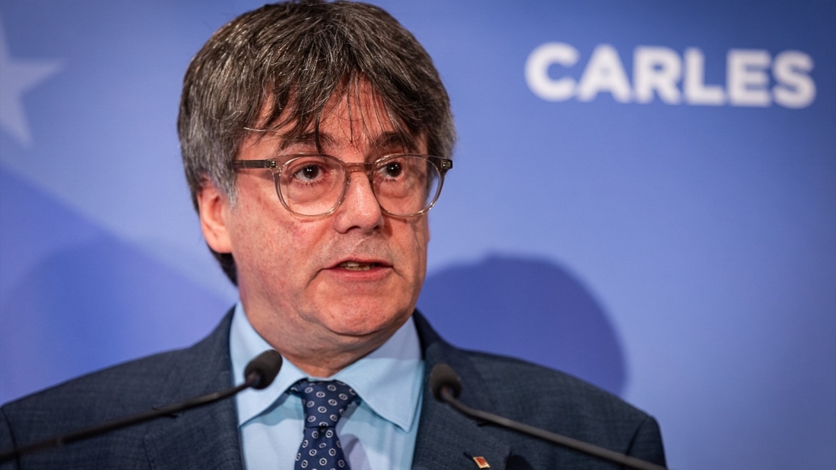 El expresidente de la Generalitat y eurodiputado de Junts, Carles Puigdemont, ofrece una rueda de prensa durante la conferencia inaugural de las jornadas interparlamentarias de Junts per Catalunya en Bruselas.