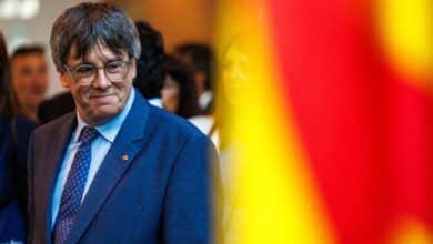 Puigdemont responde a las andanadas de García-Page dedicándole una sardana