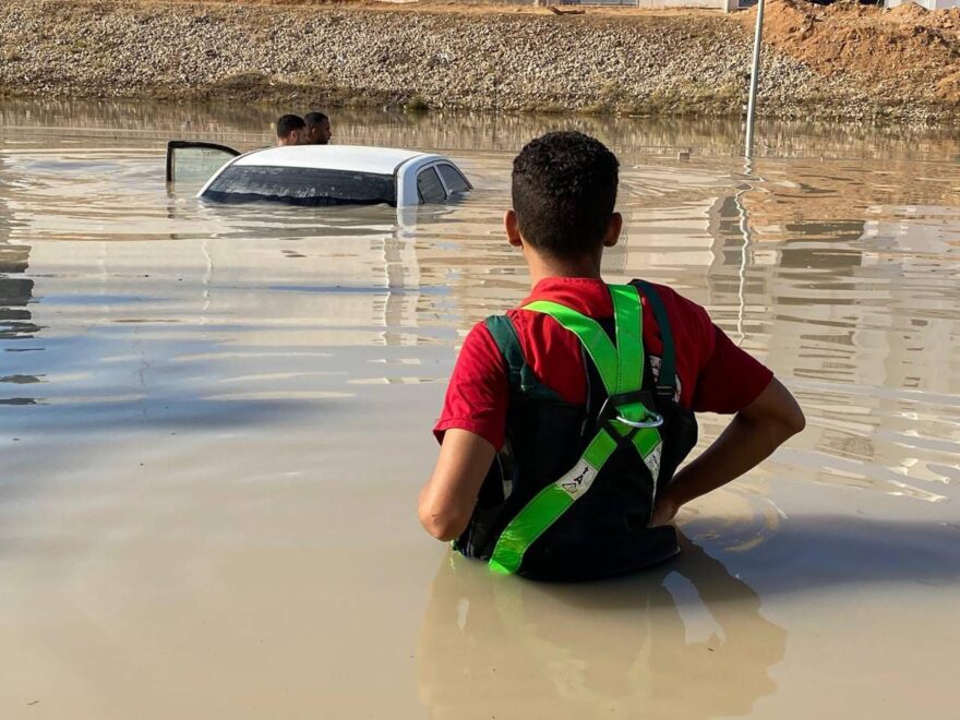Un niño en las inundaciones de Derna.