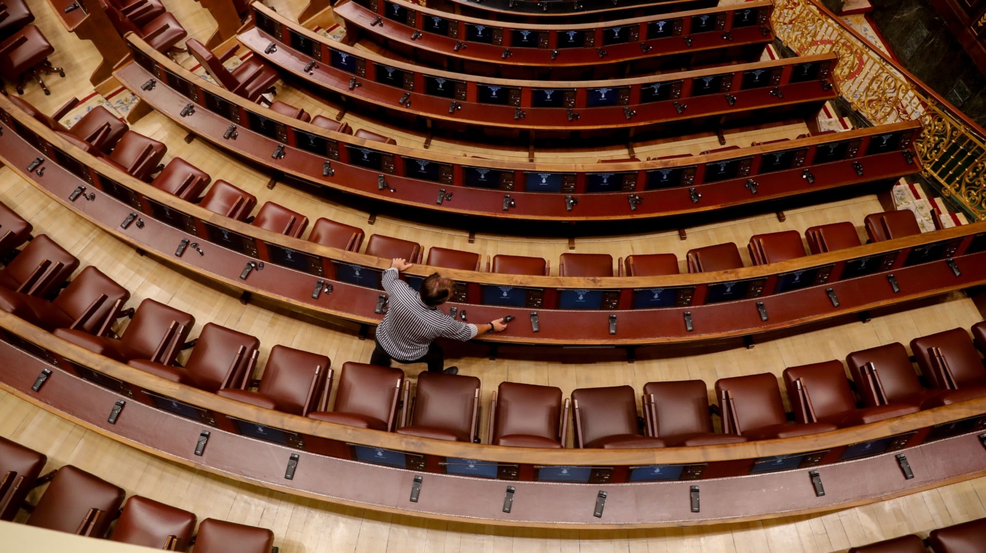 -FOTODELDÍA- MADRID, 19/09/2023.- Un técnico coloca los auriculares de traducción en el hemiciclo, este martes. El Congreso de los Diputados estrena este martes el uso de las lenguas cooficiales durante los plenos, en los que por primera vez se podrán escuchar con traducción simultánea las intervenciones que hagan los diputados en catalán, vasco y gallego. EFE/ Juan Carlos Hidalgo