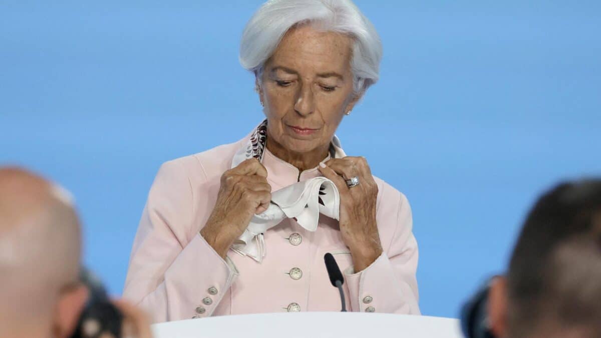 La presidenta del Banco Central Europeo (BCE), Christine Lagarde, coloca su pañuelo antes de la rueda de prensa.
