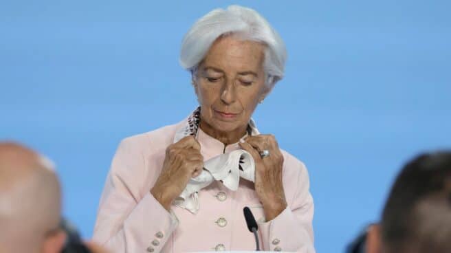 christine-lagarde-bce-ecb La presidenta del Banco Central Europeo (BCE), Christine Lagarde, coloca su pañuelo antes de la rueda de prensa.