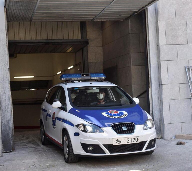 Dos jóvenes de 19 y 17 años investigados por enaltecimiento del terrorismo al portar una ikurriña con el lema 'Gora ETA Militarra'