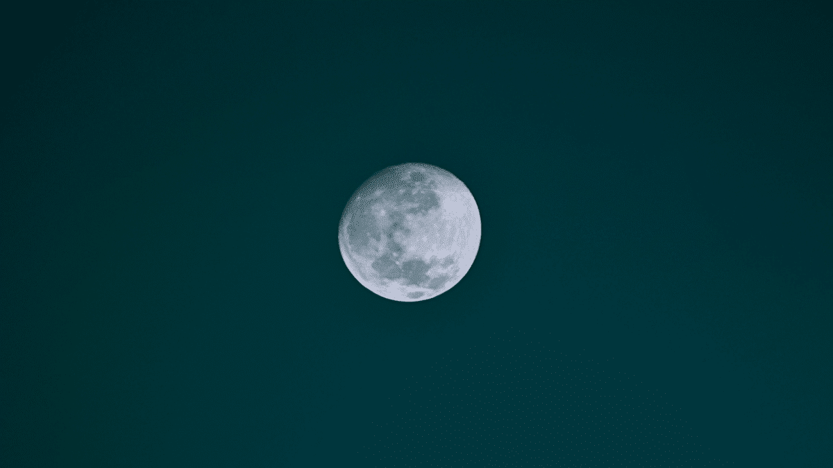 Vistas del cielo con una luna llena, sabiendo cuándo es la de septiembre de 2023, conocida como "Luna de la Cosecha"