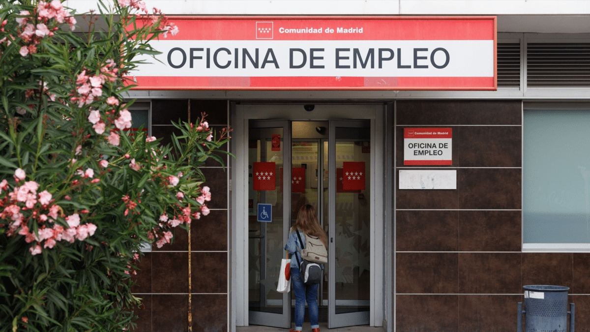 Una mujer entra en una Oficina de Empleo, sabiendo cuándo se cobra el paro en septiembre de 2023