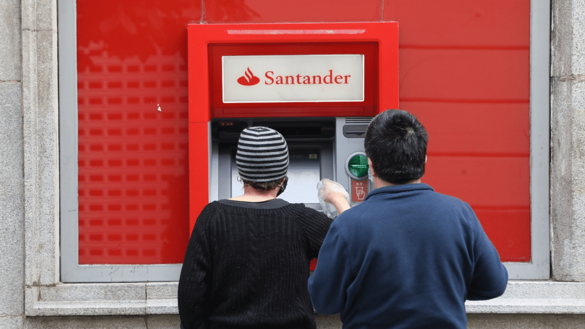 Dos personas sacan dinero de un cajero de Santander, sabiendo cuándo se cobra la pensión en septiembre 2023