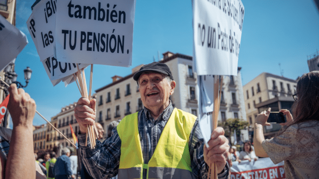 Cuánto subirán las pensiones en 2024 Un ciudadano durante la manifestación contra las reformas de pensiones, sabiendo cuánto subirán en 2024