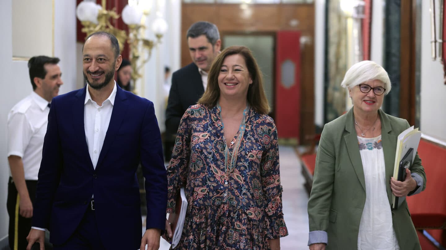 MADRID, 05/09/2023.- La presidenta del Congreso, Francina Armengol (c), acompañada por el vicepresidente Alfonso Rodríguez y la secretaria segunda Isaura Leal (d) a su llegada a la reunión de la Mesa del Congreso, este martes. EFE/ Zipi