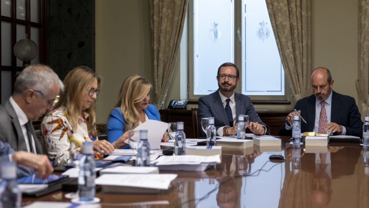 El PP permite en el Senado que Junts, PNV y Sumar tengan grupo propio gracias a la cesión de senadores del PSOE