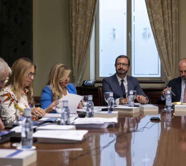 El PP permite en el Senado que Junts, PNV y Sumar tengan grupo propio gracias a la cesión de senadores del PSOE