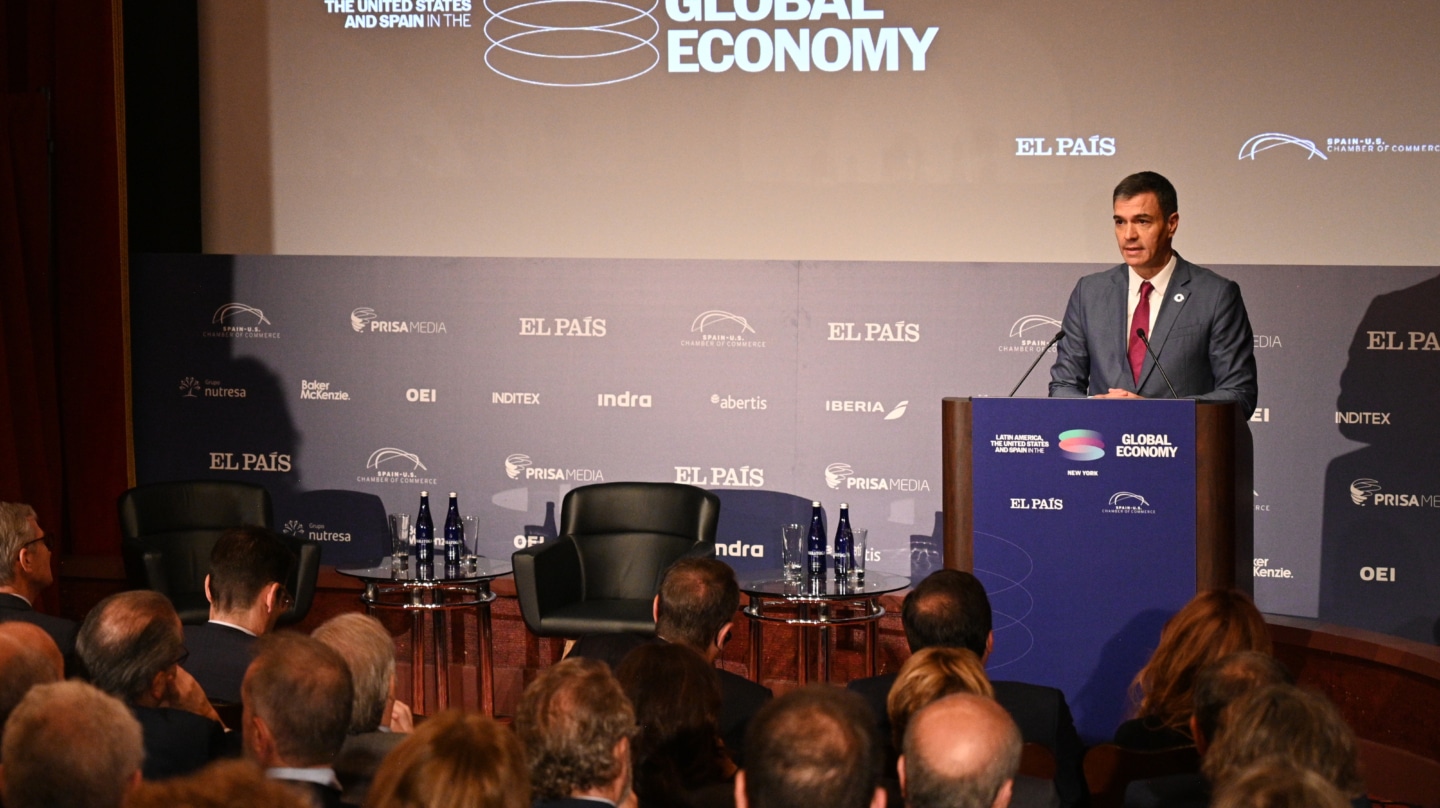 NUEVA YORK, 20/09/2023.- El presidente del Gobierno español, Pedro Sánchez, durante su intervención este miércoles en el foro empresarial organizado por la Cámara de Comercio de España en Estados Unidos con motivo de su participación en la semana de alto nivel de la ONU, donde justificó la necesidad de repetir un Ejecutivo de coalición en España para consolidar los avances económicos y seguir ofreciendo la confianza y fiabilidad que cree que ha generado el país con la gestión realizada en los últimos años. Sánchez defendió la renovación de su mandato y, entre las prioridades económicas de futuro, destacó la consecución del pleno empleo. EFE/Moncloa/Borja Puig de la Bellacasa -SOLO USO EDITORIAL/SOLO DISPONIBLE PARA ILUSTRAR LA NOTICIA QUE ACOMPAÑA (CRÉDITO OBLIGATORIO)-