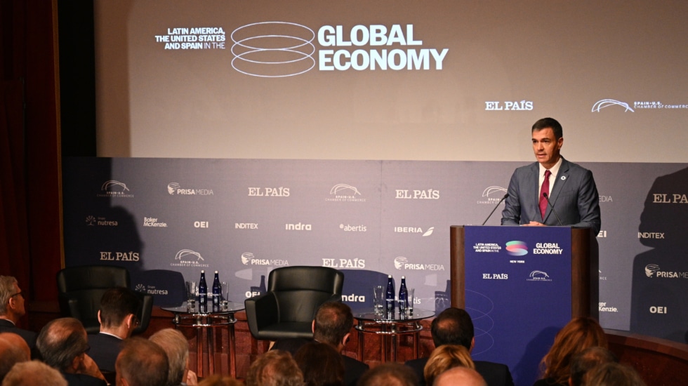 NUEVA YORK, 20/09/2023.- El presidente del Gobierno español, Pedro Sánchez, durante su intervención este miércoles en el foro empresarial organizado por la Cámara de Comercio de España en Estados Unidos con motivo de su participación en la semana de alto nivel de la ONU, donde justificó la necesidad de repetir un Ejecutivo de coalición en España para consolidar los avances económicos y seguir ofreciendo la confianza y fiabilidad que cree que ha generado el país con la gestión realizada en los últimos años. Sánchez defendió la renovación de su mandato y, entre las prioridades económicas de futuro, destacó la consecución del pleno empleo. EFE/Moncloa/Borja Puig de la Bellacasa -SOLO USO EDITORIAL/SOLO DISPONIBLE PARA ILUSTRAR LA NOTICIA QUE ACOMPAÑA (CRÉDITO OBLIGATORIO)-