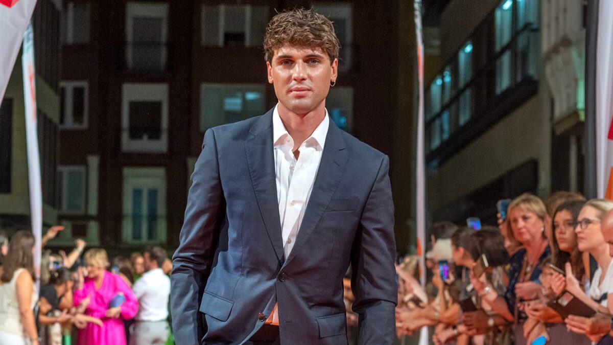 Daniel Illescas posa en la alfombra naranja del FesTVal