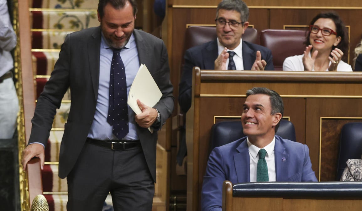 Feijóo califica de "club de la comedia" la intervención de Puente entre gritos de "cobarde" contra Sánchez