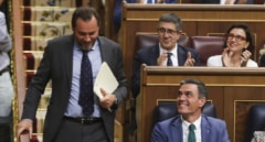 Feijóo califica de "club de la comedia" la intervención de Puente entre gritos de "cobarde" contra Sánchez