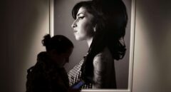 Los 40 años de Amy Winehouse, la voz inmanejable que buscaba a alguien "tan loco" como ella