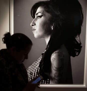 Los 40 años de Amy Winehouse, la voz inmanejable que buscaba a alguien "tan loco" como ella