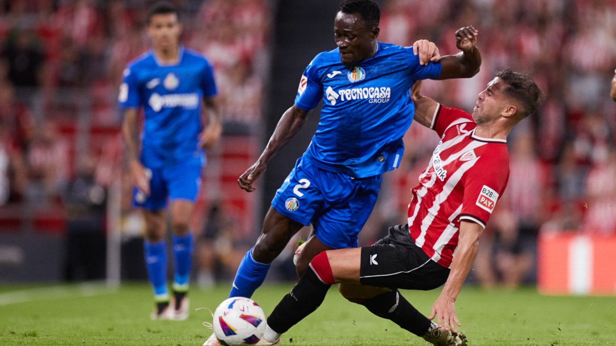 Djene Dakonam del Getafe CF compite por el balón con Yeray Alvarez del Athletic Club durante el partido LaLiga EA Sports entre el Athletic Club y Getafe CF