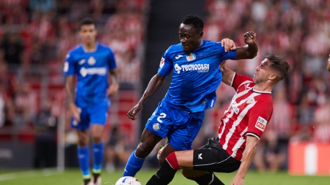 El Getafe Club de Fútbol denuncia los cánticos e insultos hacia sus jugadores y cuerpo técnico Djene Dakonam del Getafe CF compite por el balón con Yeray Alvarez del Athletic Club durante el partido LaLiga EA Sports entre el Athletic Club y Getafe CF