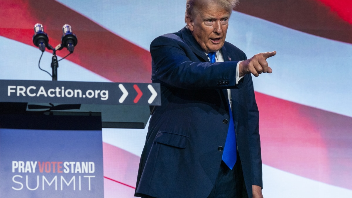 El ex presidente estadounidense y candidato presidencial republicano de 2024, Donald J. Trump, concluye su discurso de campaña en la Cumbre Pray Vote Stand en Washington,
