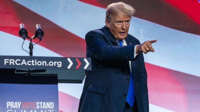 El ex presidente estadounidense y candidato presidencial republicano de 2024, Donald J. Trump, concluye su discurso de campaña en la Cumbre Pray Vote Stand en Washington,