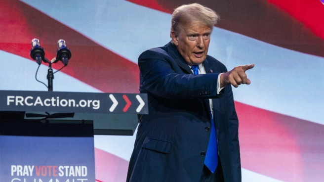 Un juez declara a Trump responsable de fraude en el caso civil sobre su empresa en Nueva York El ex presidente estadounidense y candidato presidencial republicano de 2024, Donald J. Trump, concluye su discurso de campaña en la Cumbre Pray Vote Stand en Washington,