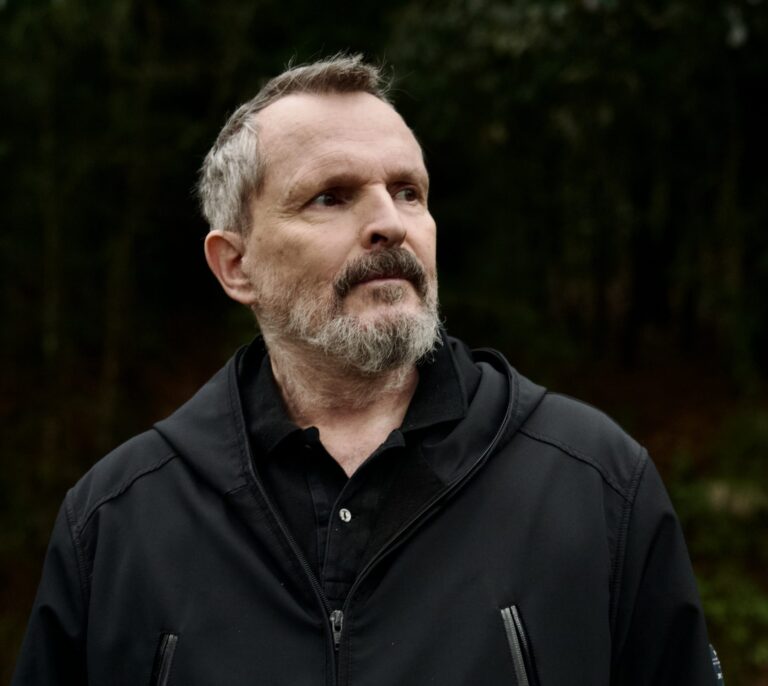 Un intratable Bosé presenta su documental: "He contado toda la verdad para llegar a la catarsis"
