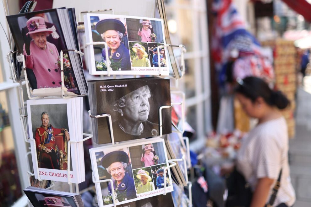 En Windsor las calles siguen llenas de recuerdos de Isabel II, la reina más querida y longeva de Europa