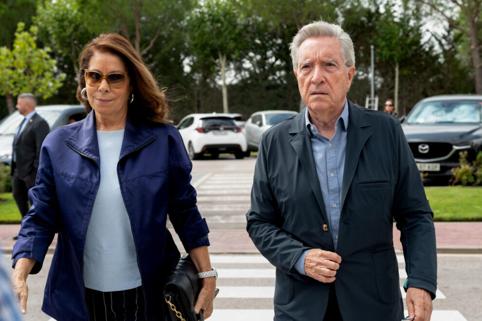 El periodista Iñaki Gabilondo y su mujer, Lola Carretero, a su llegada al tanatorio de La Paz de Tres Cantos. EFE/Fernando Villar