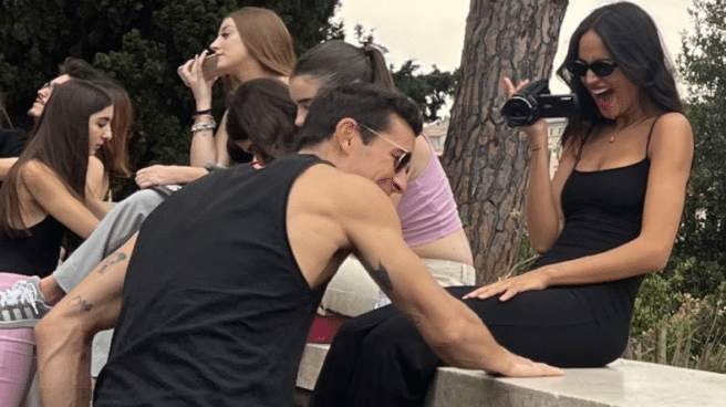 Eiza González y Mario Casas en Roma, en una foto tomada por una fan Eiza González y Mario Casas en Roma, en una foto tomada por una fan