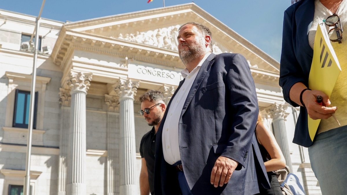 El presidente de ERC, Oriol Junqueras (c), acompañado por el portavoz de ERC en el Congreso, Gabriel Rufián (i), tras la reunión de trabajo con los grupos parlamentarios de la formación catalana en el Senado y Congreso este jueves en el Congreso de los Diputados.