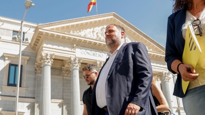 Las exigencias de los separatistas van a más El presidente de ERC, Oriol Junqueras (c), acompañado por el portavoz de ERC en el Congreso, Gabriel Rufián (i), tras la reunión de trabajo con los grupos parlamentarios de la formación catalana en el Senado y Congreso este jueves en el Congreso de los Diputados.