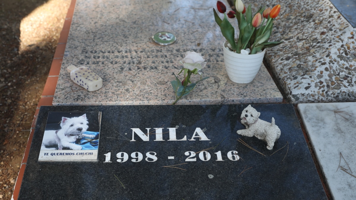 Esculturas en miniatura colocadas en una de las lápidas del cementerio de animales ‘El Último Parque’, en Arganda del Rey, Madrid (España)