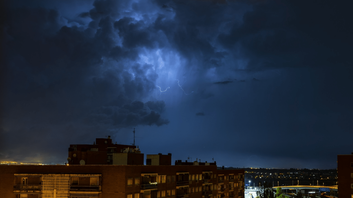 Una tormenta eléctrica en el distrito de Hortaleza en Madrid, mientras España está a la espera de una borrasca fría