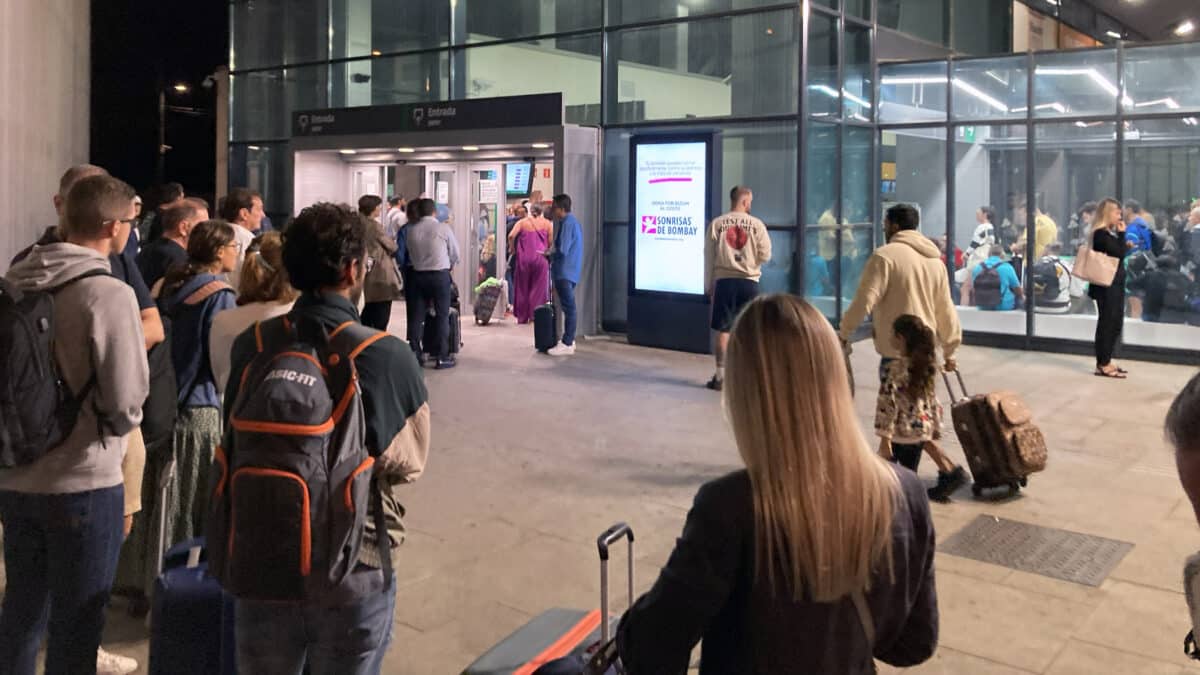 Colas en la estación de tren de Granada este lunes.