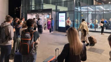 La DANA noquea a Renfe: "Atrapados desde hace 10 horas en un AVE sin comida y casi sin agua"