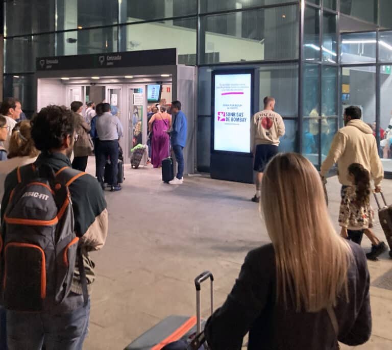 La DANA noquea a Renfe: "Atrapados desde hace 10 horas en un AVE sin comida y casi sin agua"