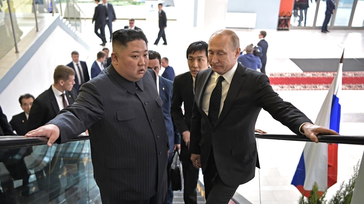 Kim Jong-Un (i) junto al líder ruso, Vladimir Putin, en la primavera de 2019