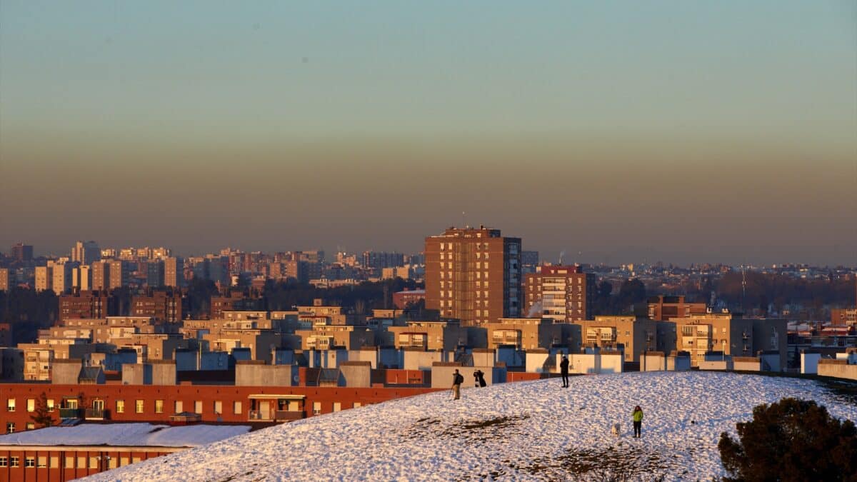 Capa de contaminación sobre la ciudad desde el Cerro del Tío Pío en Madrid (España), a 18 de enero de 2021.