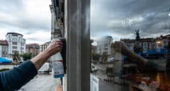 Una investigación alerta de que los limpiacristales y ambientadores son peligrosos para la salud