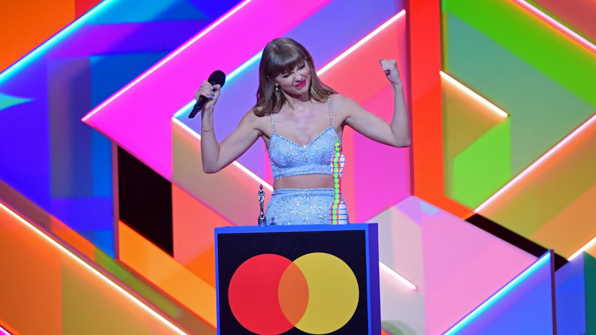 Taylor Swift aceptando el premio de icono global en los BRITS de 2021