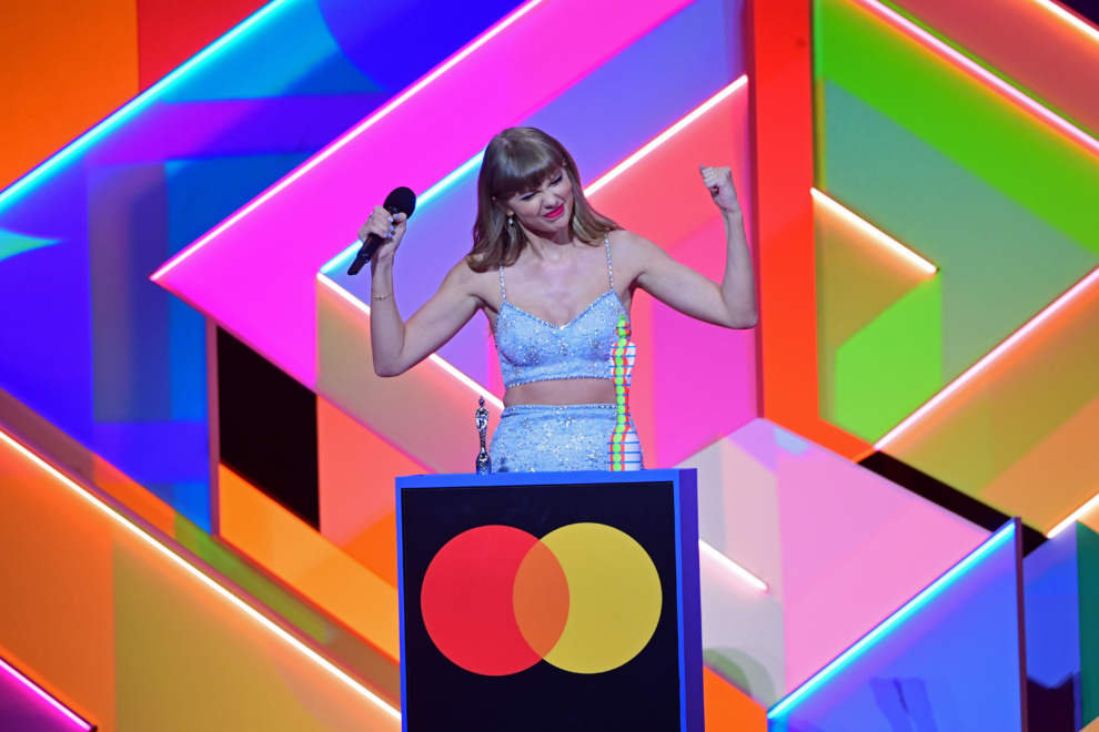 Taylor Swift aceptando el premio de icono global en los BRITS de 2021