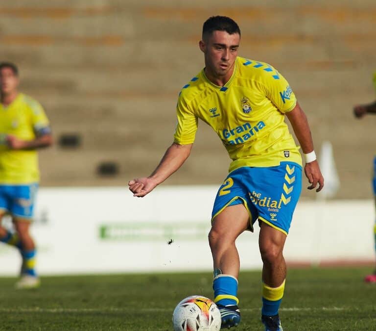 15 futbolistas de Las Palmas pierden su avión al ir a tomar un café