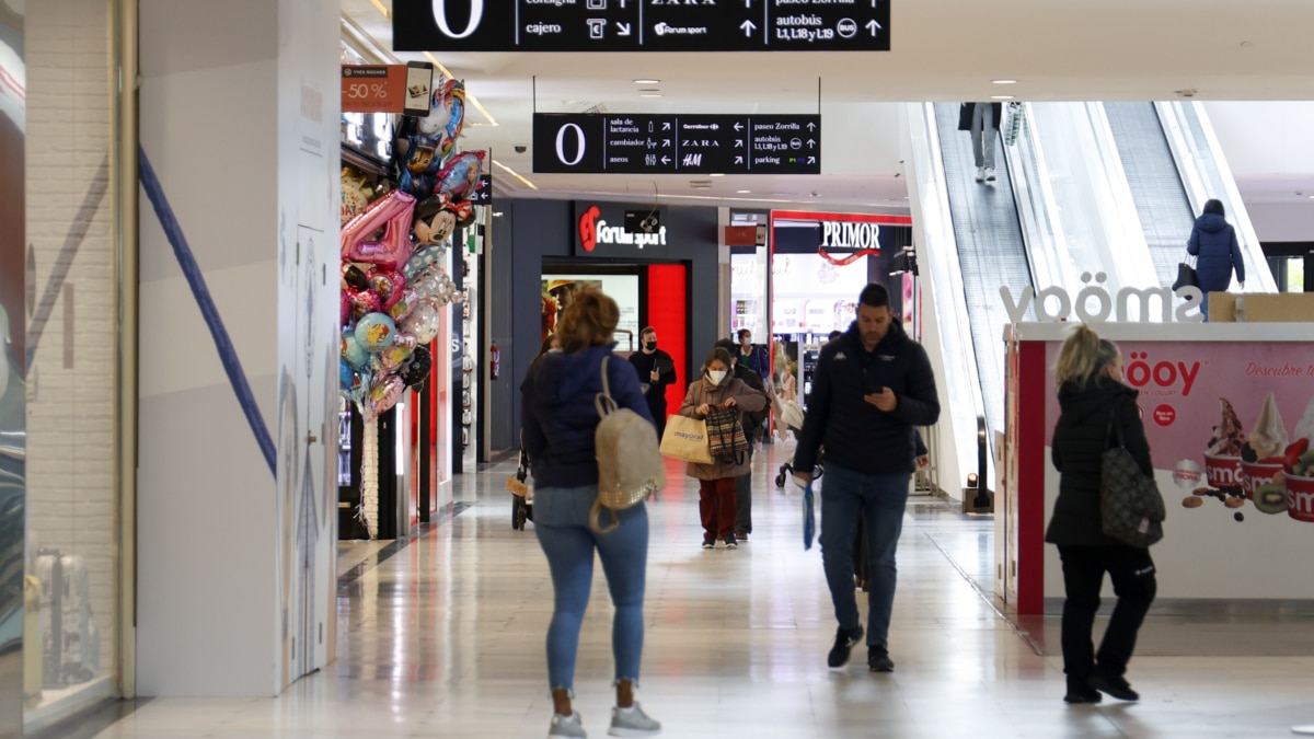 Varias personas en un centro comercial.