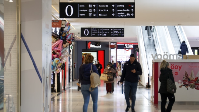 Varias personas en un centro comercial. Varias personas en un centro comercial.
