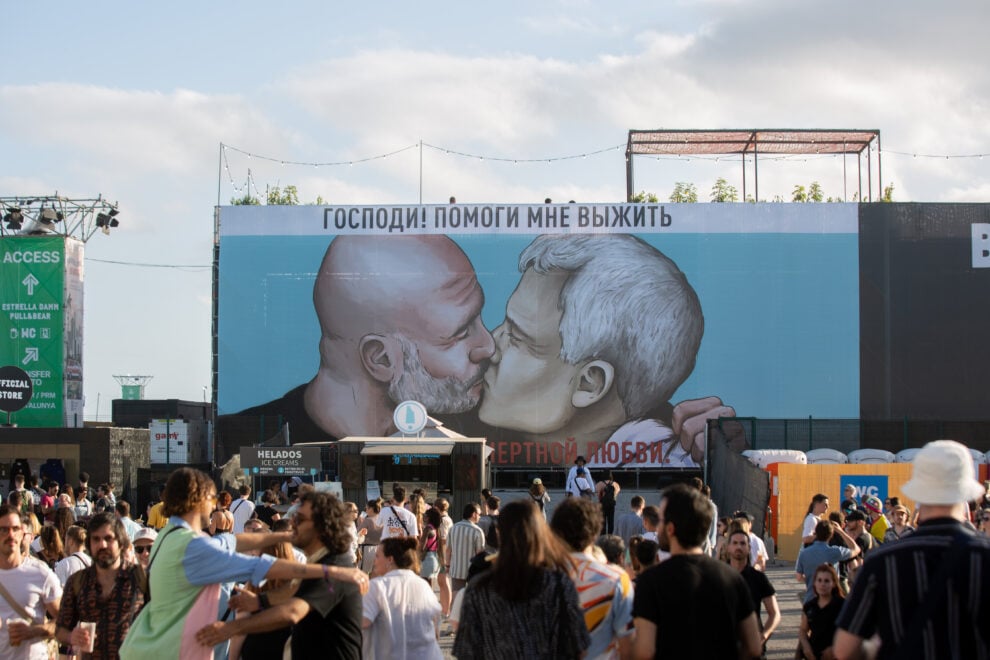 Una lona con un dibujo de un beso entre el entrenador del Manchester City, Pep Guardiola, y el del AS Roma, José Mourinho, en Barcelona