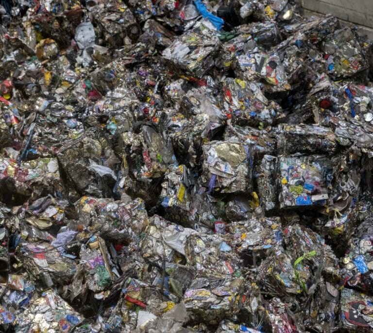 Greenpeace acusa a Ecoembes de falsear los datos de reciclaje de España: "Es un fraude"