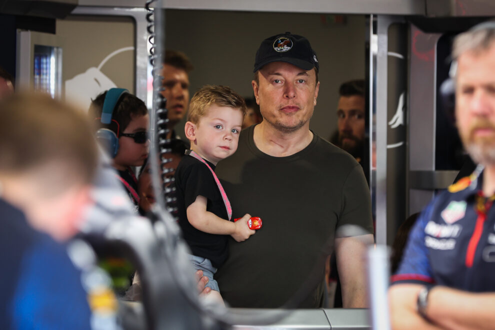 Elon Musk con su hijo X AE en la Fórmula 1 de Miami 
