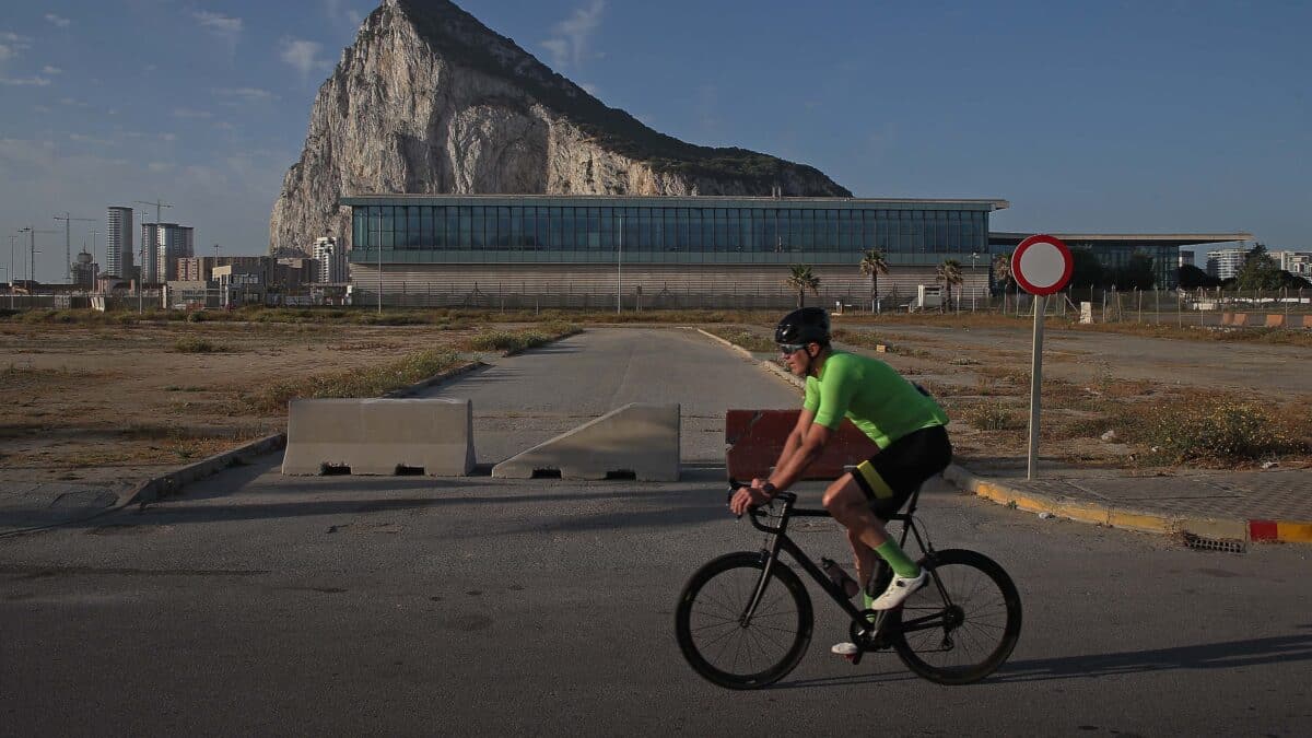 Un ciclista pasa por delante del Peñón de Gibraltar.